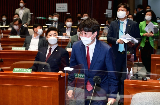 이준석 국민의힘 대표가 17일 서울 여의도 국회에서 열린 국민의힘 의원총회에 참석하고 있다.2021. 6. 17 김명국 선임기자 daunso@seoul.co.kr