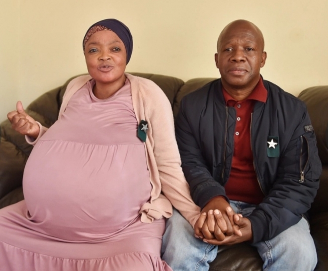 무려 열 쌍둥이를 출산해 전 세계를 놀라게 한 남아프리카공화국의 30대 여성이 가짜 출산 의혹에 휩싸였다. ‘더 선’ 보도 캡처