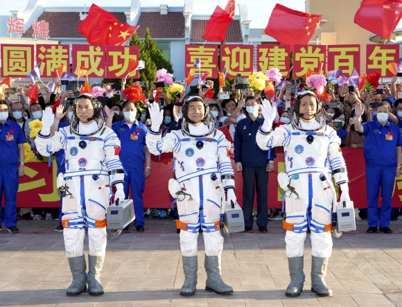 중국의 독자 우주정거장 톈궁 건설 프로젝트 수행을 위해 5년 만에 가동된 유인 우주비행에 참여한 3명의 승무원. 주취안 신화 연합뉴스