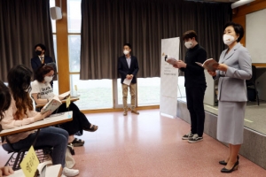 바르셀로나 세종학당 찾은 김정숙 여사, 학생과 윤동주 시 낭독