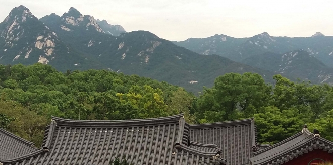 흥국사 주불전인 약사전 뒤편 전망대에서 바라본 북한산 전경. 아스란히 들어오는 아름다운 풍경을 보며 마음의 평안을 찾아봄직하다