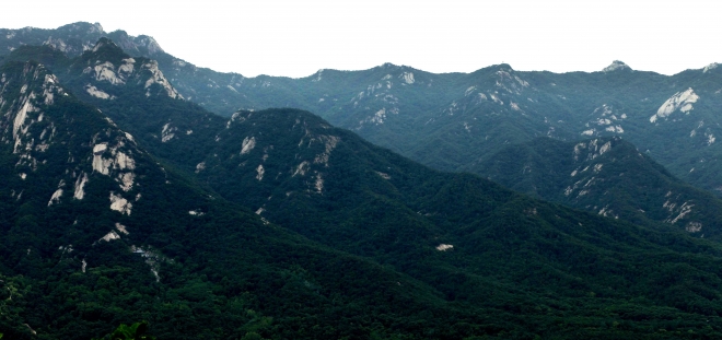 맨 왼쪽 암봉들이 중첩돼 보이는 의상능선이다. 가까운 곳부터 차례로 의상, 용출, 용혈, 증취봉이고 맨 뒤편에 최고봉인 문수봉이 아련히 보인다. 위쪽 하늘을 가르는 봉우리들은 비봉능선 암봉들로 사모바위, 비봉, 향로봉 등이 나란히 위용을 뽐내고 있다.