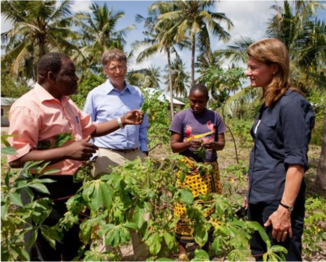 빌 게이츠(왼쪽 두 번째)와 그의 아내 멀린다 게이츠(오른쪽)가 아프리카의 한 농가를 방문해 설명을 듣고 있는 모습. 빌&멀린다게이츠재단 제공