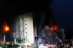 1년 만에 또 화재… 밤늦도록 불길 안 잡힌 이천 물류센터