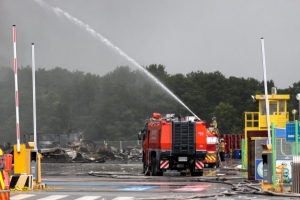 쿠팡 50ｍ 거리에 또다른 물류센터... 불길 차단 안간힘