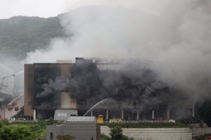 쿠팡물류센터 36시간만에 큰 불 잡혀...건물내부 연기 가득