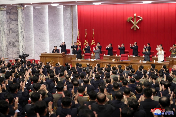 북한 노동당 3일차 전원회의…‘일어나서 박수’