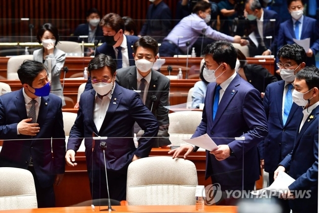 더불어민주당 김용민 최고위원(오른쪽부터), 박완주 정책위의장, 송영길 대표, 김영호 대표비서실장, 윤호중 원내대표, 김영배 최고위원등이 18일 서울 여의도 국회에서 부동산 세제 과련 정책의원총회를 준비하고 있다.  연합뉴스