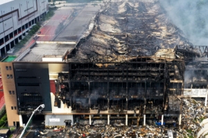 쿠팡물류센터 화재 사흘 만에 초진…대응 1단계로 하향