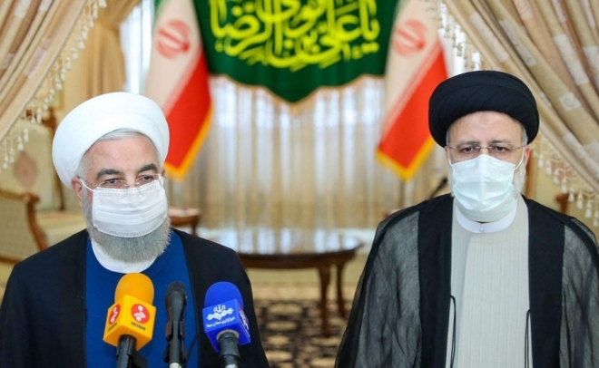 라이시 당선인 만난 로하니(좌) 이란 대통령. 사진=AFP 연합뉴스