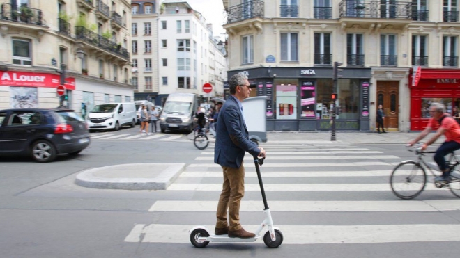 프랑스 파리에서도 전동스쿠터의 안전성을 놓고 많은 논란이 벌어지고 있다. 사진은 지난 2019년 6월 17일(현지시간) 전동스쿠터를 타는 한 남성. 게티이미지 자료사진 