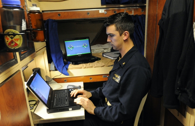 미 버지니아급 공격원잠 인디애나호에서 근무하는 한 장교가 노트북으로 업무를 하고 있다. 잠수함 근무는 ‘자연광 주기’와 다르게 돌아가기 때문에 불면증에 시달리기 쉽다. 미 해군 제공