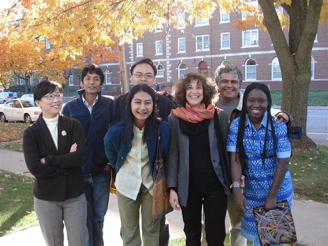 2007년 미국 아이오와 국제 창작 프로그램에 참여한 나희덕(맨 왼쪽) 시인과 해외 작가들.
