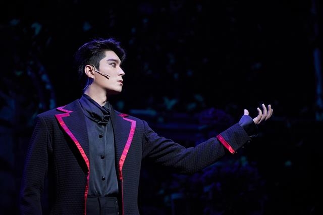 강렬한 매력의 뱀파이어들이 관객들을 유혹한다. 뮤지컬 ‘드라큘라’에서는 김준수, 전동석(사진), 신성록이 묵직하고 카리스마 넘치는 드라큘라 백작을 노래한다. 오디컴퍼니 제공