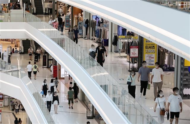 20일 오후 서울 시내 한 대형 쇼핑몰이 이용 고객들로 붐비고 있다. 2021.6.20. 뉴스1
