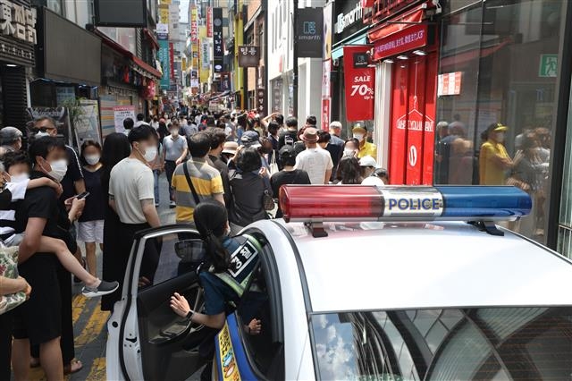 거리두기 안 하는 ‘식당 줄서기’… 경찰 긴급출동