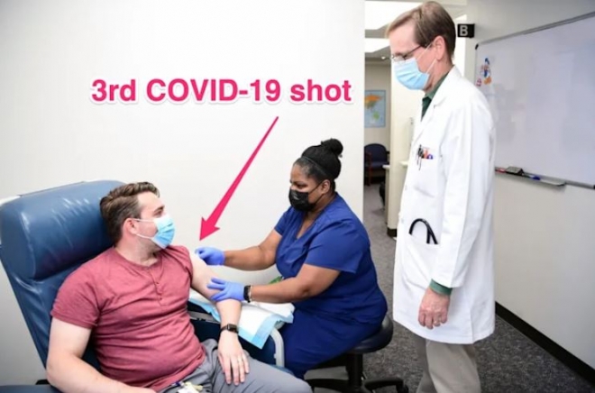 미국 바이러스 학자 조셉 화이저(왼쪽)가 세번째 코로나 백신 접종으로 모더나의 부스터 샷을 맞고 있다. 베일러 의대 제공