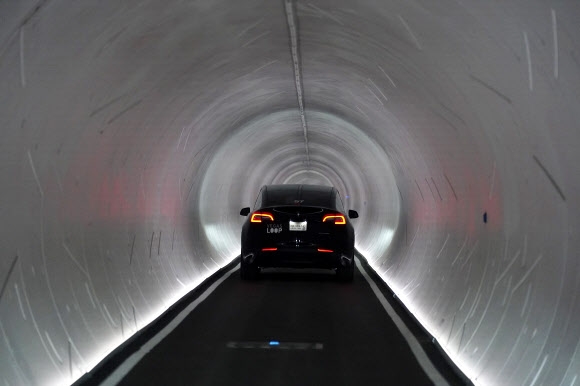 지난 8일(현지시간) 일론 머스크가 구현한 미국 라스베이거스의 지하교통망 터널루프에서 테슬라 차량이 주행하고 있다. AP