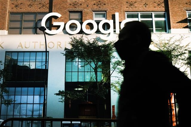 구글이 최근 주요 서비스에 대해 잇따라 유료화에 나서 빈축을 사고 있다. 사진은 지난해 10월 미국 뉴욕 번화가에 위치한 구글 사옥 앞으로 한 행인이 지나가는 모습. 뉴욕 게티/AFP 연합뉴스