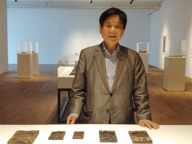 이근배 대한민국예술원 회장이 서울 가나아트센터 ‘해와 달이 부르는 벼루의 용비어천가’ 전시에서 벼루 소장품을 설명하고 있다.  