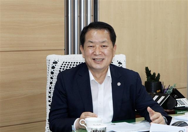 서동욱 울산 남구청장이 21일 집무실에서 서울신문과 가진 인터뷰에서 지역경제 활성화와 새로운 일자리 창출에 모든 행정력을 집중하겠다고 밝히고 있다. 남구 제공