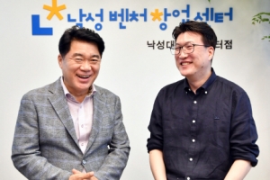 “S밸리 스타트업·골목활력 업”… 청년과 웃는 ‘관악의 백종원’