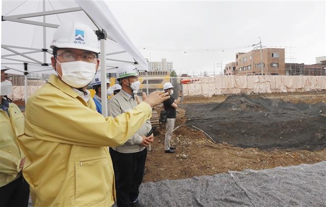 박성수 송파구청장이 지난 18일 문정동 노인종합복지관 건립부지 현장을 찾아 둘러보고 있다. 송파구 제공