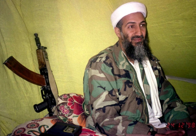지난 2011년 5월 8일(현지시간) 미군의 참수 작전에 스러진 오사마 빈라덴이 1998년 한 인터뷰에 응하고 있다. AP 자료사진 