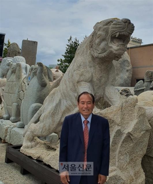 박 관장은 어린이동물공원를 짓기 위해 각종 동물 조각상도 수집하고 있다. 사진은 2.9m 크기의 호랑이 조각상.