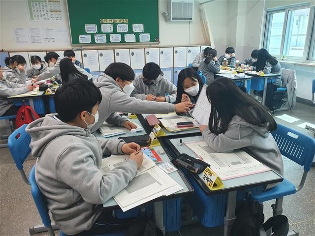 서울 동대문구 전동중학교 수학 수업에서 학생들이 모둠활동을 하고 있다. 전동중학교 제공