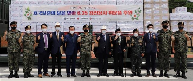 지난 21일 LG생활건강 관계자들이 경기 이천시 특수전사령부에서 한국유격군전우회총연합회 및 특전사 관계자가 참석한 가운데 위문품 전달식을 갖고 기념사진을 찍고 있다. LG생활건강 제공