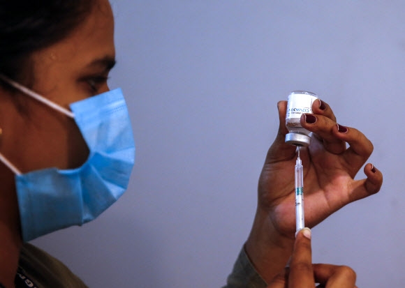 인도 뭄바이의 한 백신접종센터에서 22일(현지시간) 의료진이 접종 준비를 하고 있다. 2021.6.22  AP 연합뉴스