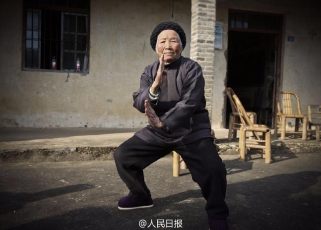 중국 쿵푸 할머니. 펑파이 화면 캡처