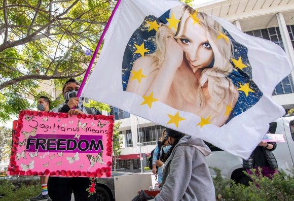 지난 4월 27일(현지시간) 미국 캘리포니아주 로스앤젤레스에서 열린 ‘브리트니를 해방하라’(Free Britney) 집회에 참석한 사람들이 피켓을 흔들고 있다. 로스앤젤레스 AFP 연합뉴스