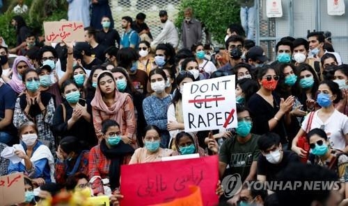 성폭력 근절 시위 나선 파키스탄 여성들. 로이터 연합뉴스 