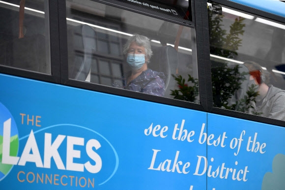 영국에서 코로나19 델타 변이 바이러스가 급속 확산 중인 가운데 21일(현지시간) 한 버스 승객이 마스크를 쓰고 있다. 2021.6.21  AFP 연합뉴스