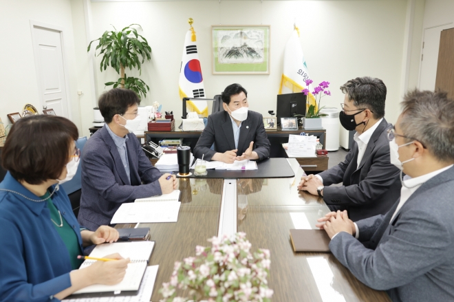 김상돈 시장과 현대건설컨소시엄 관게자가 지난 22일 국토교통부와의 실무협상 개시 전 간담회를 하고 있다. 의왕시 제공