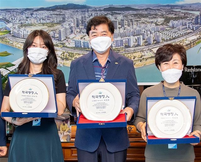 서울 용산구가 적극적인 행정으로 우수한 성과를 거둔 공무원 3명을 선발했다. 왼쪽부터 박유진 지역정책과 정책총괄팀 주무관, 최창훈 도시계획과 지구단위계획팀장, 박금려 서빙고동주민센터 행정민원팀장. 용산구 제공