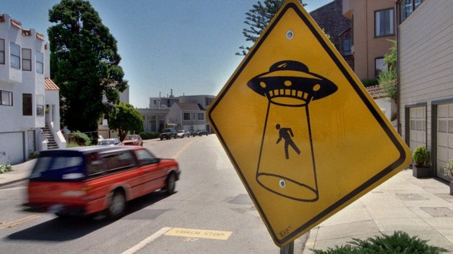 미국 캘리포니아주의 한 도로 표지판에는 이렇게 외계인에게 납치되는 인류의 두려움을 표현한 것도 있다. 게티이미지 자료사진