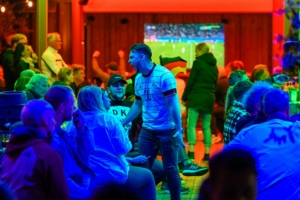 축구경기장 물들인 무지갯빛…헝가리 ‘동성애 차별’ 법안 항의