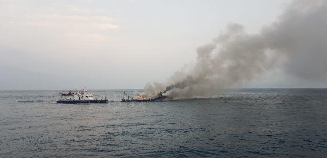 제주 해상에서 관광객 14명을 태운 낚시어선에서 화재가 발생해 침몰했지만 인명피해는 발생하지 않았다.(제주해경 제공)