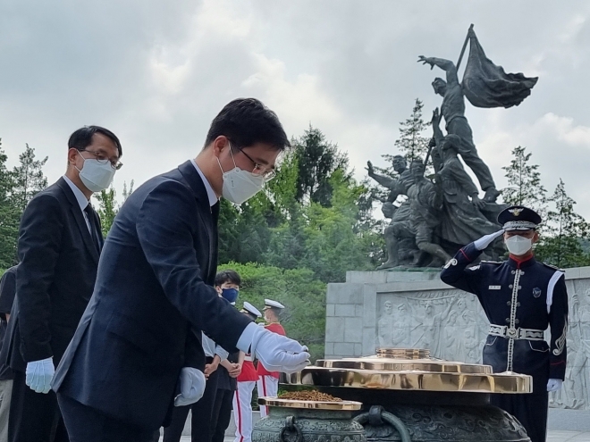 국민의힘 지성호 의원이 24일 서울국립현충원에서 참배하고 있다. 지 의원은 이날 남북 청년 100여명과 함께 현충원에서 봉사활동을 했다. 지성호 의원실 제공