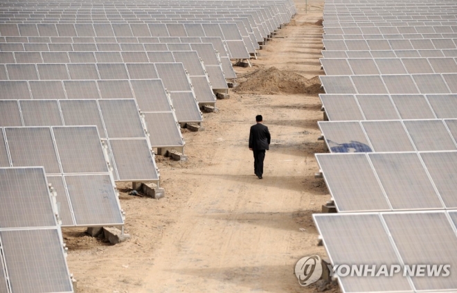 미국 정부가 위구르족 인권탄압과 강제노동을 이유로 중국 기업에 대한 태양광 패널 원료 수출을 금지했다. 사진은 중국 신장위구르 자치구의 한 태양광 발전소의 모습. 로이터 연합뉴스