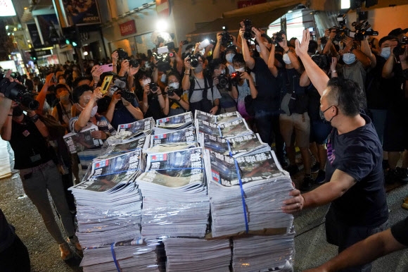  홍콩에서 언론의 자유가 멈춘 날… 反中신문 폐간호 앞에 선 시민