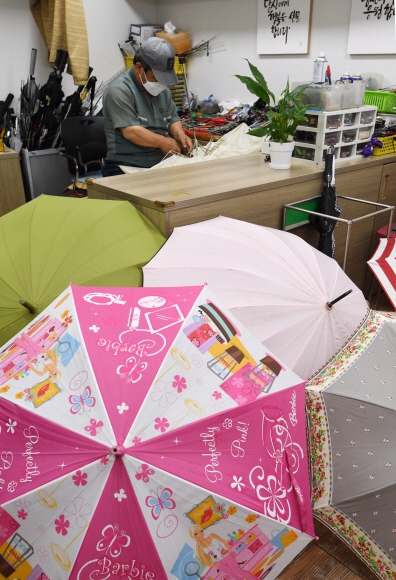 서울 서초구 양재동 무료 우산수리센터 관계자가 우산을 수리하고 있다. 서초구민은 1회 방문에 1인당 1개를 무상 수리받을 수 있다.