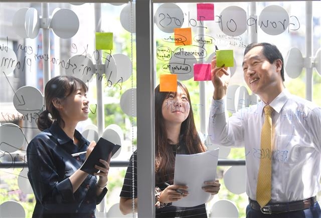 문석진(오른쪽) 서울 서대문구청장이 24일 창천동에 있는 청년 문화 시설 ‘신촌 파랑고래’에서 지역 청년들과 대화하고 있다. 문 구청장은 ‘청년창업의 메카’로 떠오르는 신촌 일대를 청년들이 창의적인 아이디어를 실현할 수 있는 벤처밸리로 조성하고 있다. 박지환 기자 popocar@seoul.co.kr 문석진(오른쪽) 서울 서대문구청장이 24일 창천동에 있는 청년 문화 시설 ‘신촌 파랑고래’에서 지역 청년들과 대화하고 있다. 문 구청장은 ‘청년창업의 메카’로 떠오르는 신촌 일대를 청년들이 창의적인 아이디어를 실현할 수 있는 벤처밸리로 조성하고 있다. 박지환 기자 popocar@seoul.co.kr