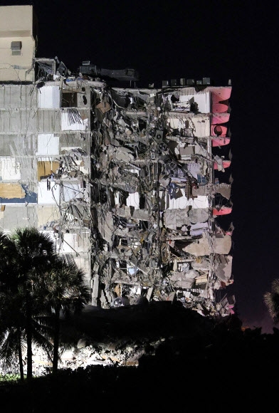 새벽에 와르르 무너진 美마이애미 아파트… 최소 10명 사상