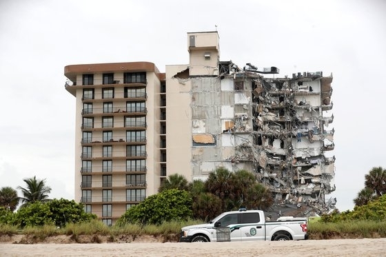 24일(현지시간) 새벽 미국 플로리다주 마이애미데이드카운티 서프사이드에 있는 아파트 일부가 붕괴했다. 로이터 연합뉴스