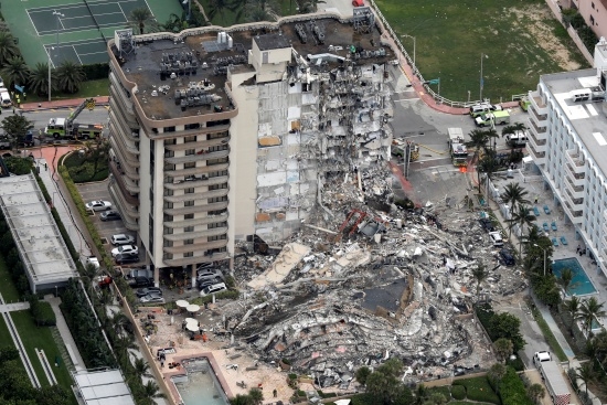 24일(현지기간) 미국 플로리다주 마이애미데이드카운티 서프사이드에서 발생한 12층 아파트 붕괴 현장에서 구조대가 건물 잔해를 헤치며 생존자를 찾고 있다. 로이터 연합뉴스 
