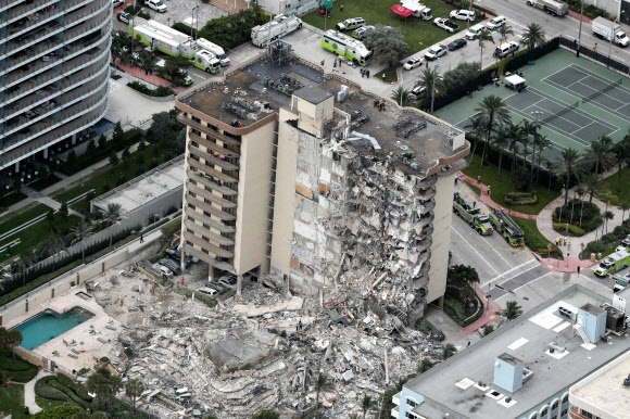 24일(현지시간) 붕괴된 미국 마이애미 12층 아파트. AP
